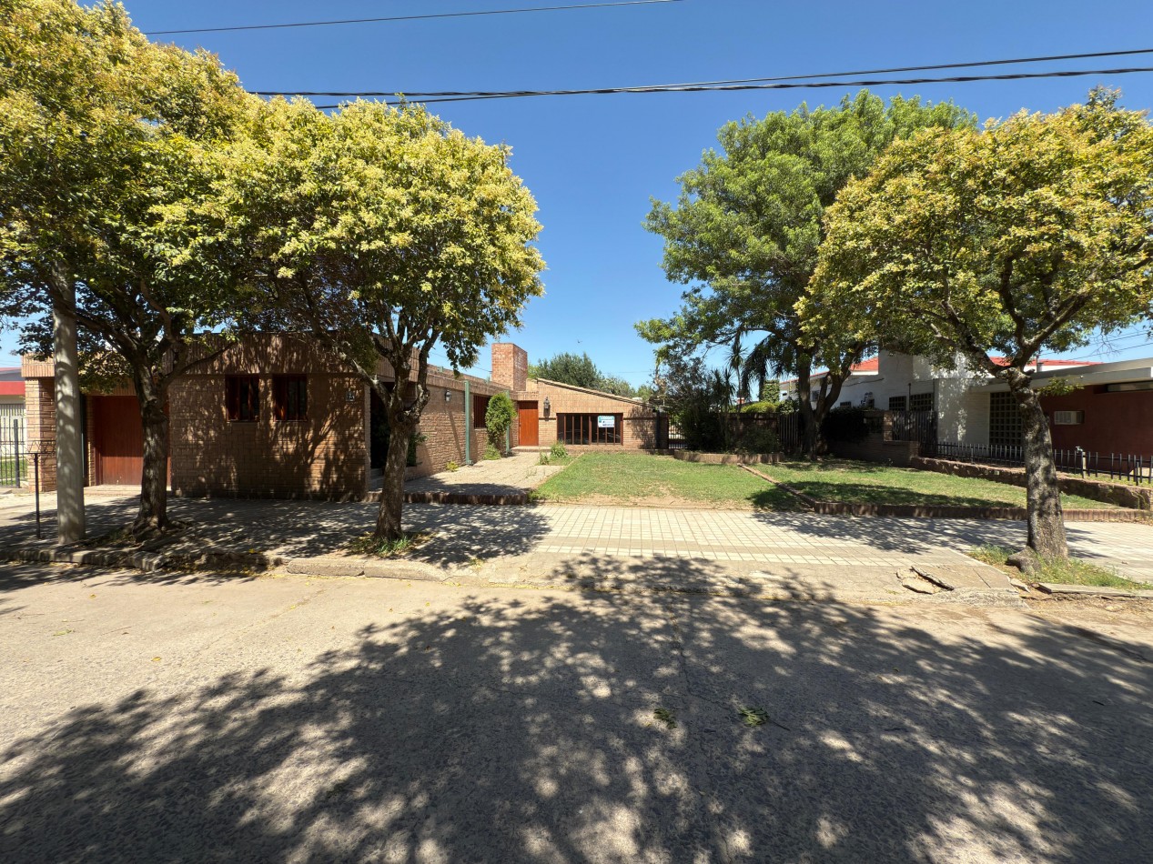 SE VENDE CASA CENTRICA CON PILETA Y OFICINAS COMERCIALES