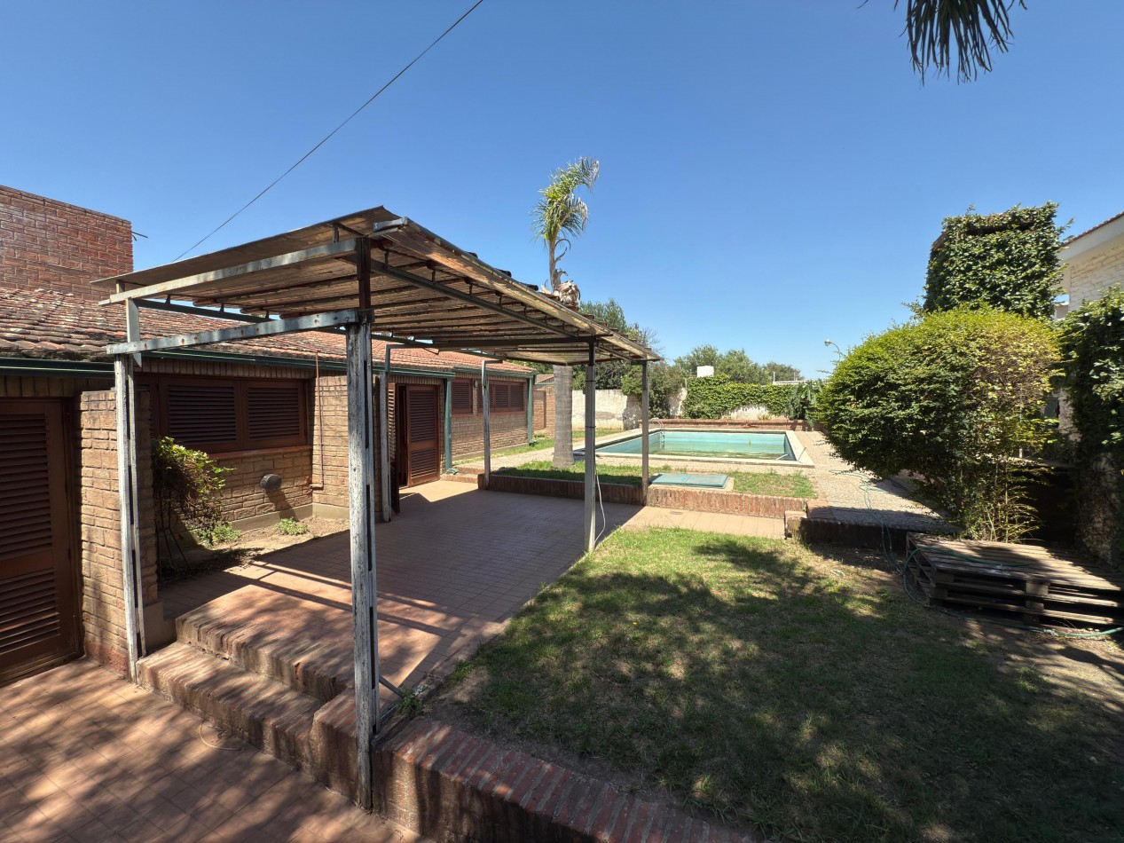 SE VENDE CASA CENTRICA CON PILETA Y OFICINAS COMERCIALES