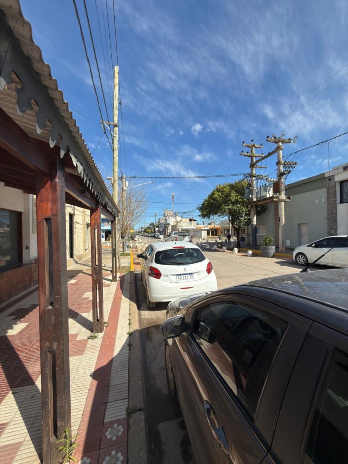 LOCAL EN ALQUILER EN CALLE SCAVUZZO 218 - A MTS DE PEDRO C. MOLINA ALMAFUERTE