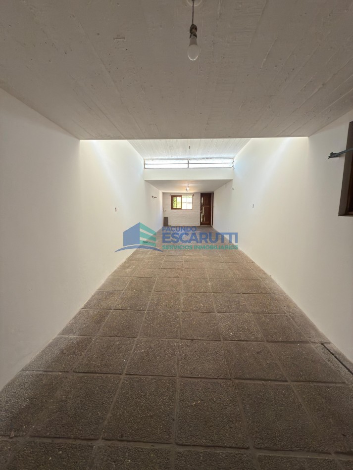 SE VENDE CASA CENTRICA CON PILETA Y OFICINAS COMERCIALES- ALMAFUERTE
