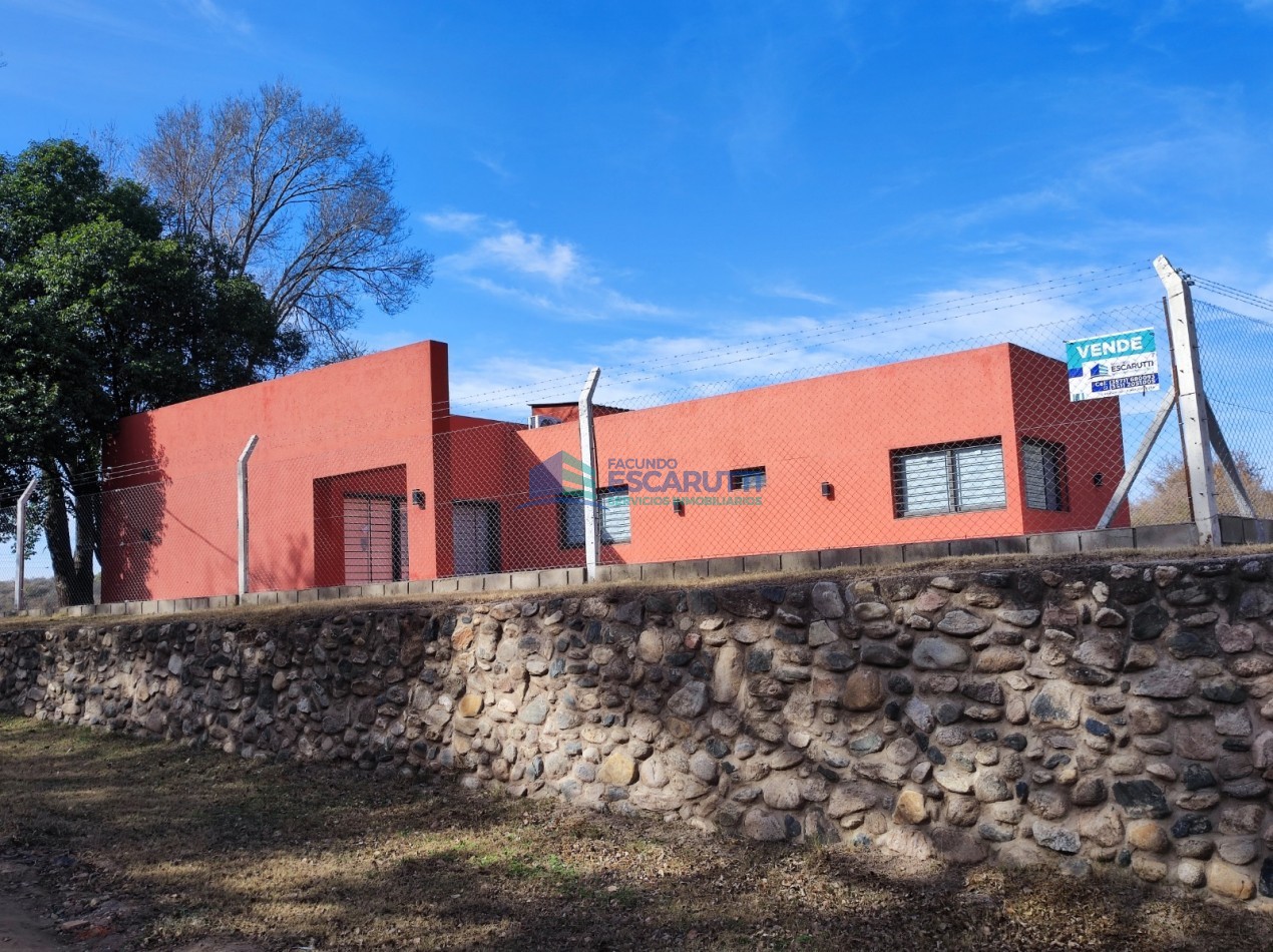 CASA EN LAS BAJADAS- FRENTE Y CON VISTA AL ARROYO- LAS BAJADAS
