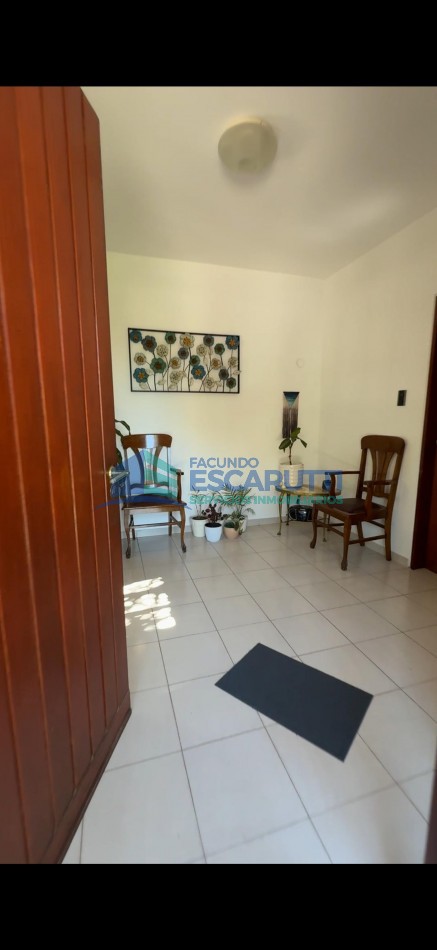 SE VENDE CASA CENTRICA CON PILETA Y OFICINAS COMERCIALES- ALMAFUERTE