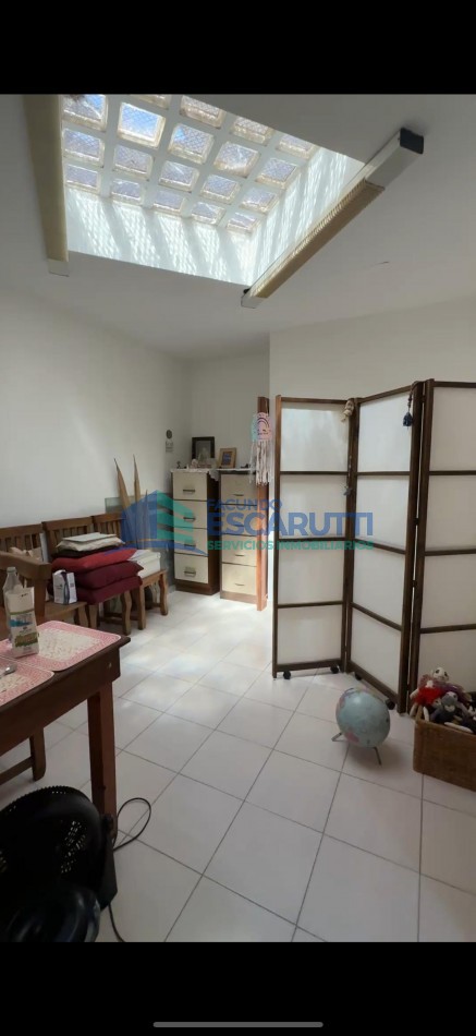 SE VENDE CASA CENTRICA CON PILETA Y OFICINAS COMERCIALES- ALMAFUERTE
