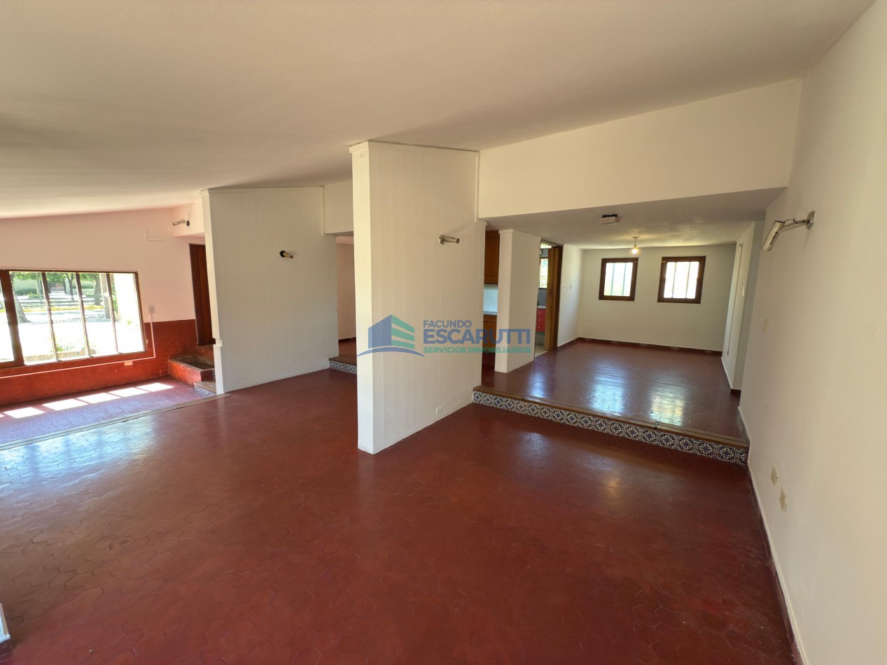 SE VENDE CASA CENTRICA CON PILETA Y OFICINAS COMERCIALES- ALMAFUERTE