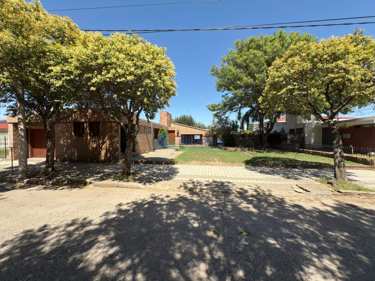 SE VENDE CASA CENTRICA CON PILETA Y OFICINAS COMERCIALES- ALMAFUERTE