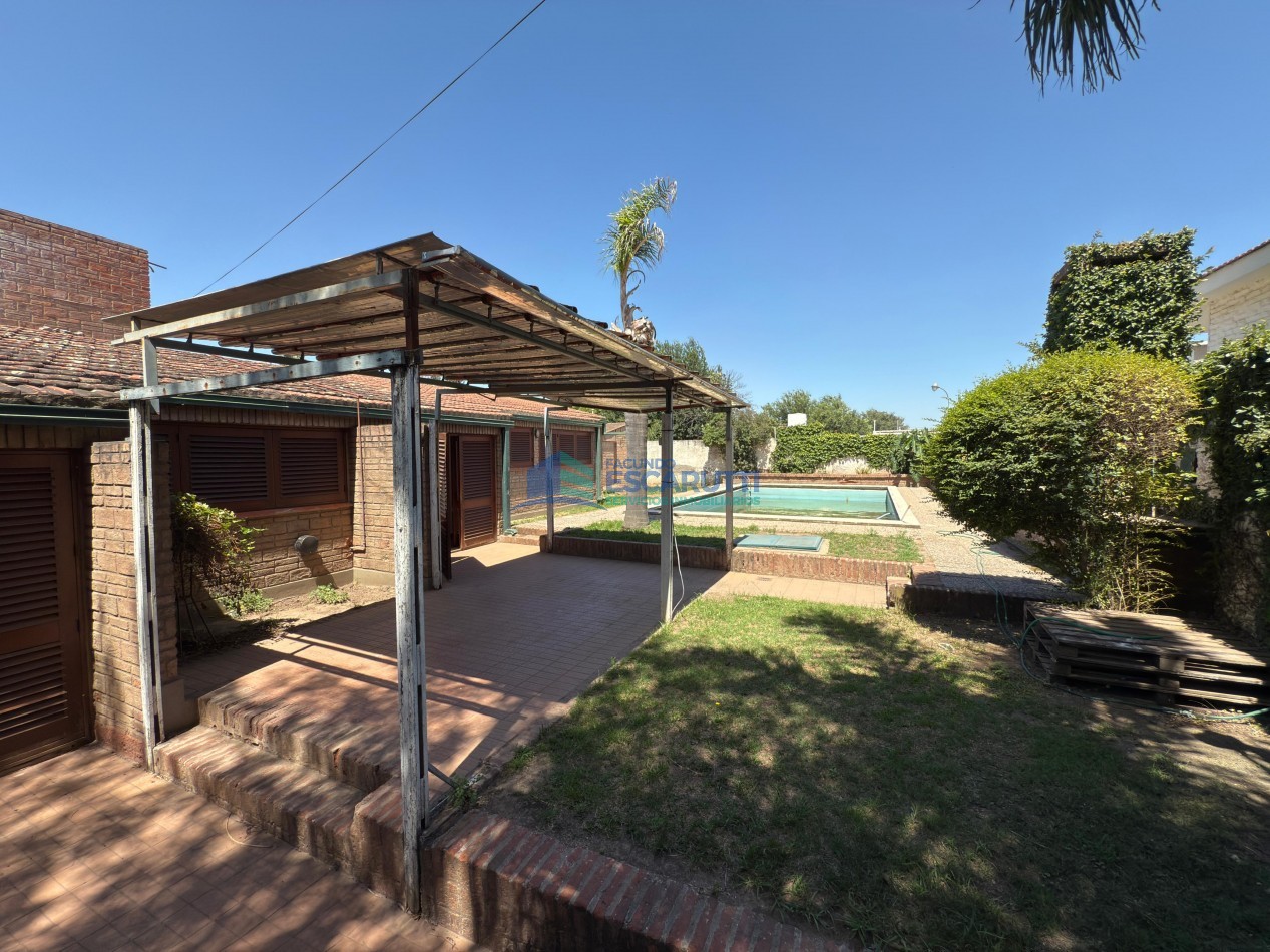 SE VENDE CASA CENTRICA CON PILETA Y OFICINAS COMERCIALES- ALMAFUERTE