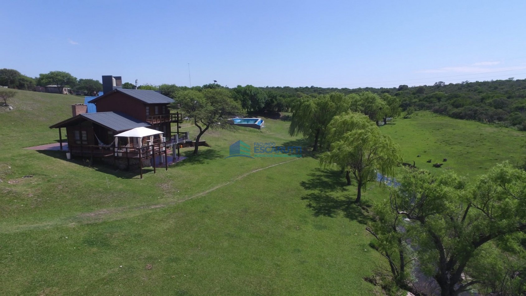 EXCELENTE CAMPO de 54 HAS. S/ COSTA DE ARROYO C/ TRES CABAÑAS A 20 MINUTOS DE ALMAFUERTE. 