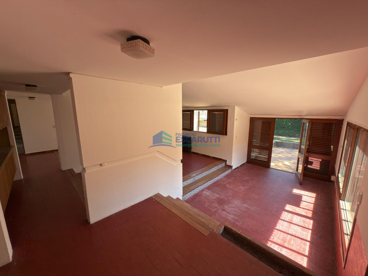 SE VENDE CASA CENTRICA CON PILETA Y OFICINAS COMERCIALES- ALMAFUERTE