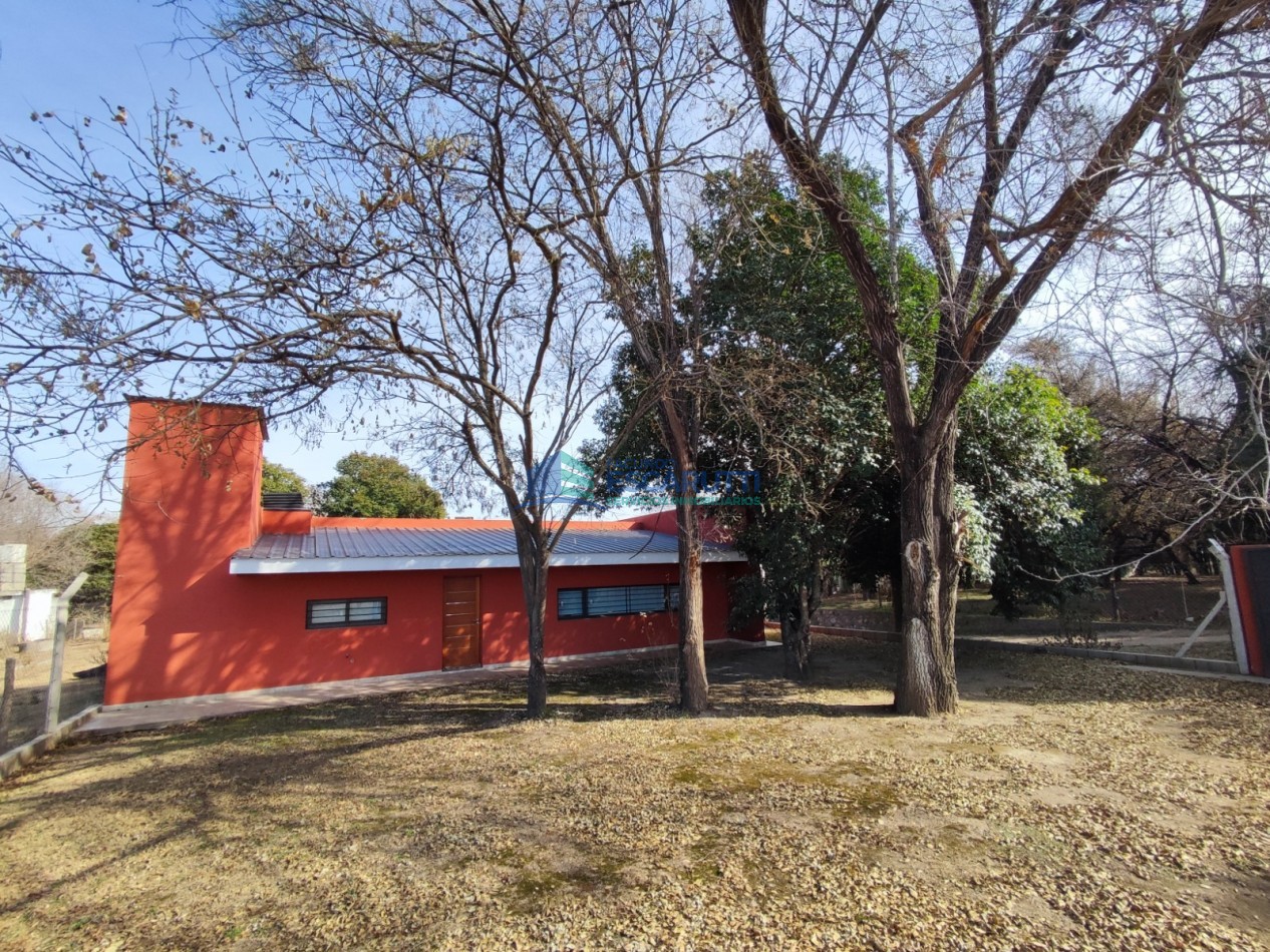 CASA EN LAS BAJADAS- FRENTE Y CON VISTA AL ARROYO- LAS BAJADAS