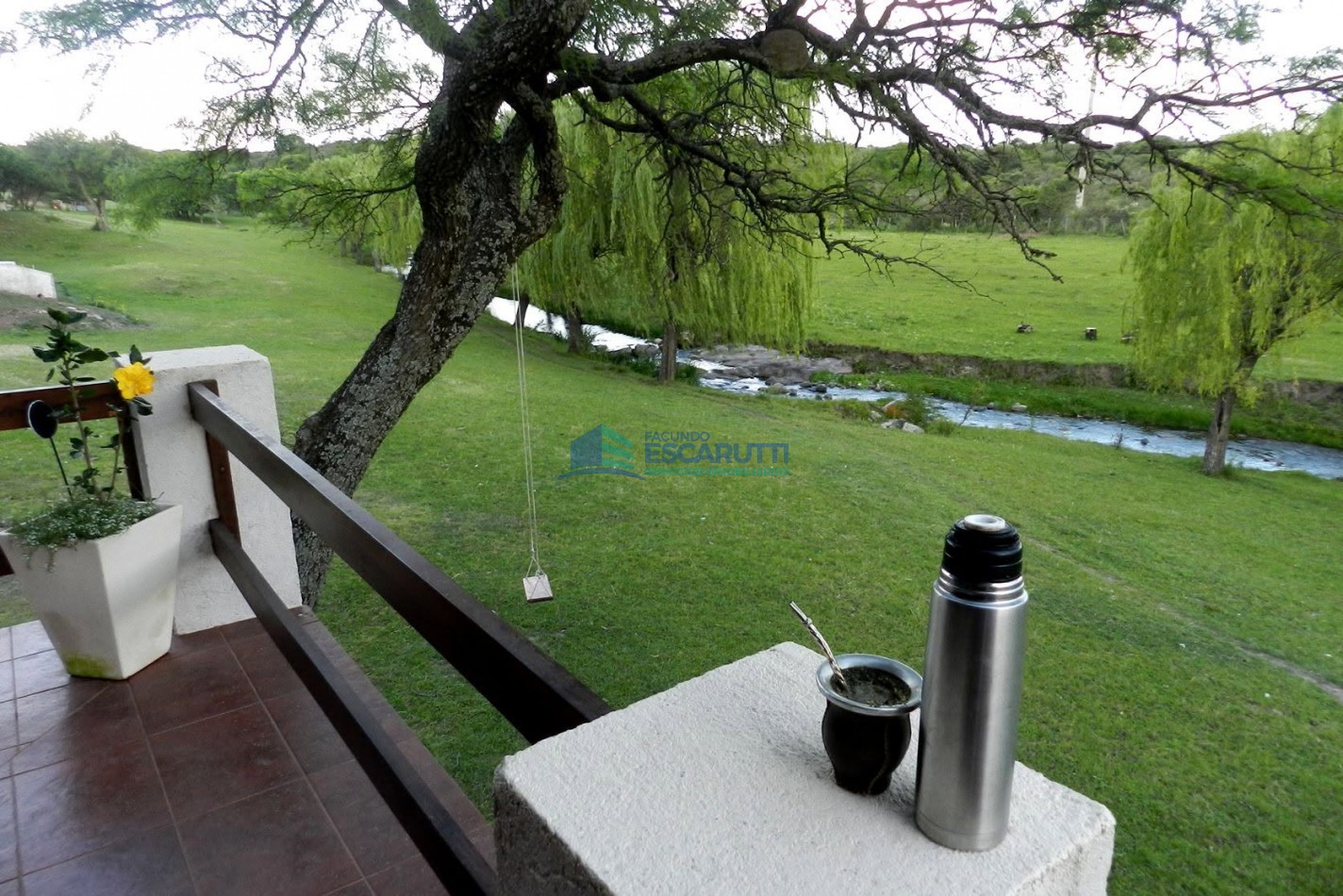 EXCELENTE CAMPO de 54 HAS. S/ COSTA DE ARROYO C/ TRES CABAÑAS A 20 MINUTOS DE ALMAFUERTE. 