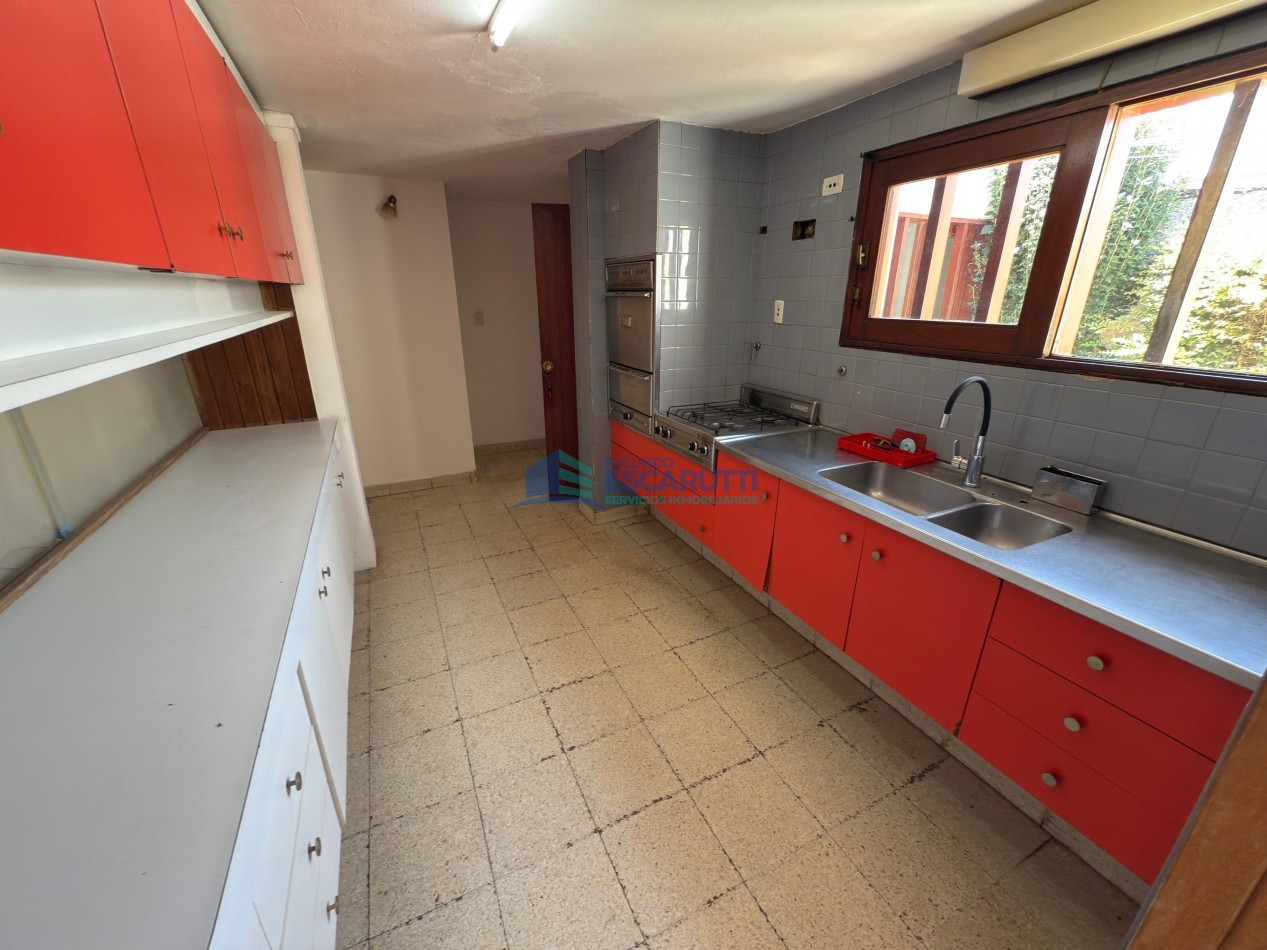 SE VENDE CASA CENTRICA CON PILETA Y OFICINAS COMERCIALES- ALMAFUERTE