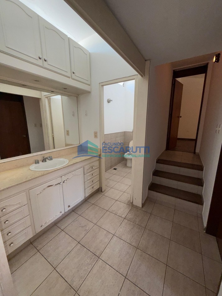 SE VENDE CASA CENTRICA CON PILETA Y OFICINAS COMERCIALES- ALMAFUERTE