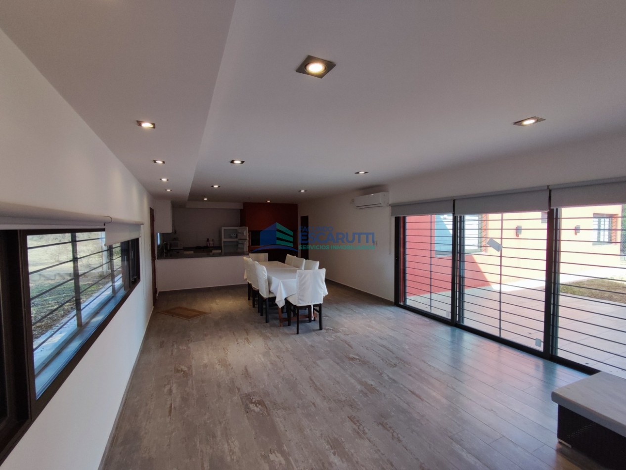 CASA EN LAS BAJADAS- FRENTE Y CON VISTA AL ARROYO- LAS BAJADAS
