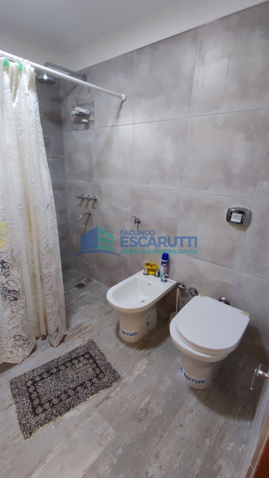 CASA EN LAS BAJADAS- FRENTE Y CON VISTA AL ARROYO- LAS BAJADAS