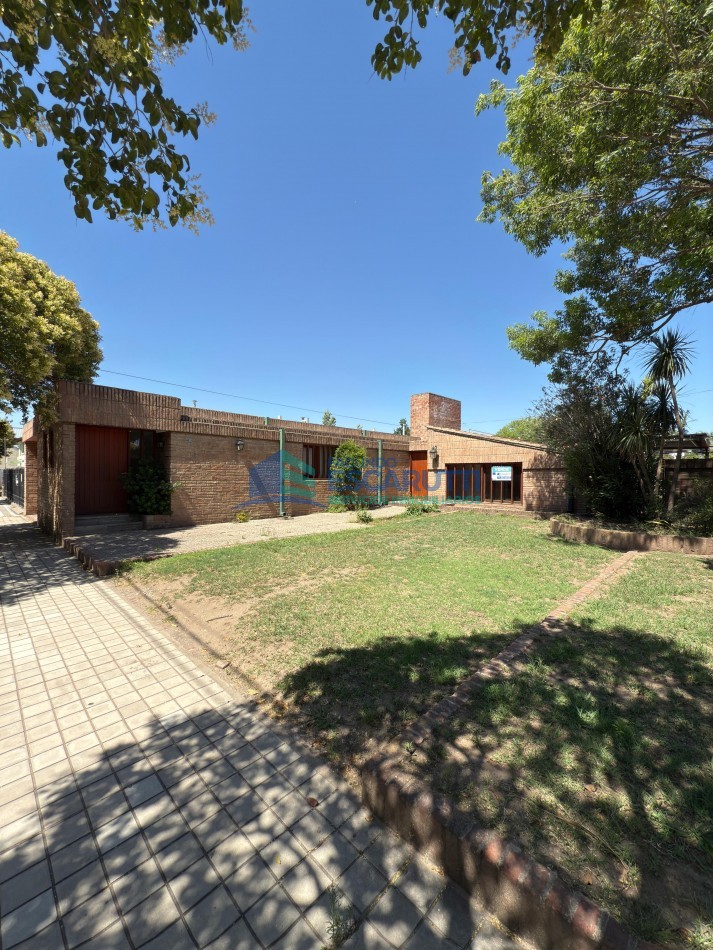 SE VENDE CASA CENTRICA CON PILETA Y OFICINAS COMERCIALES- ALMAFUERTE