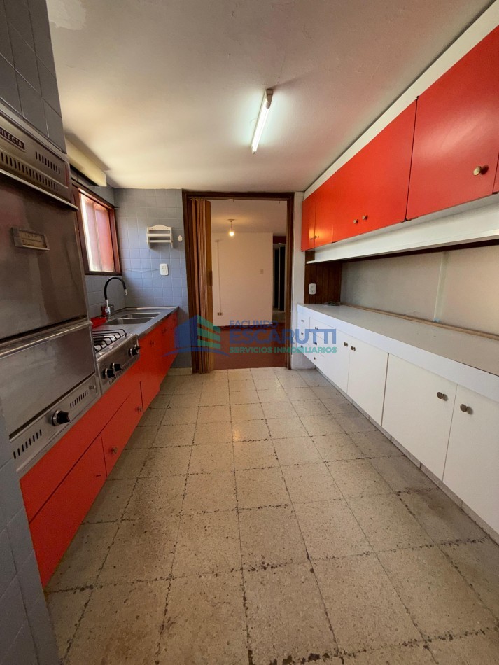 SE VENDE CASA CENTRICA CON PILETA Y OFICINAS COMERCIALES- ALMAFUERTE