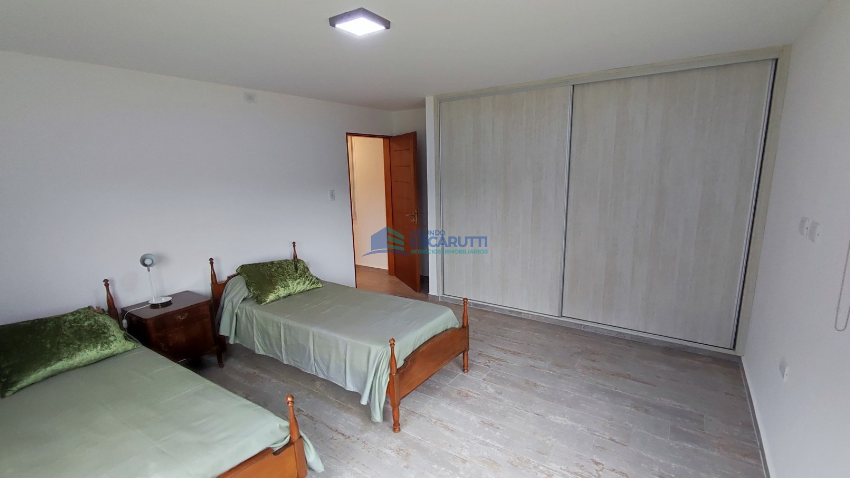 CASA EN LAS BAJADAS- FRENTE Y CON VISTA AL ARROYO- LAS BAJADAS