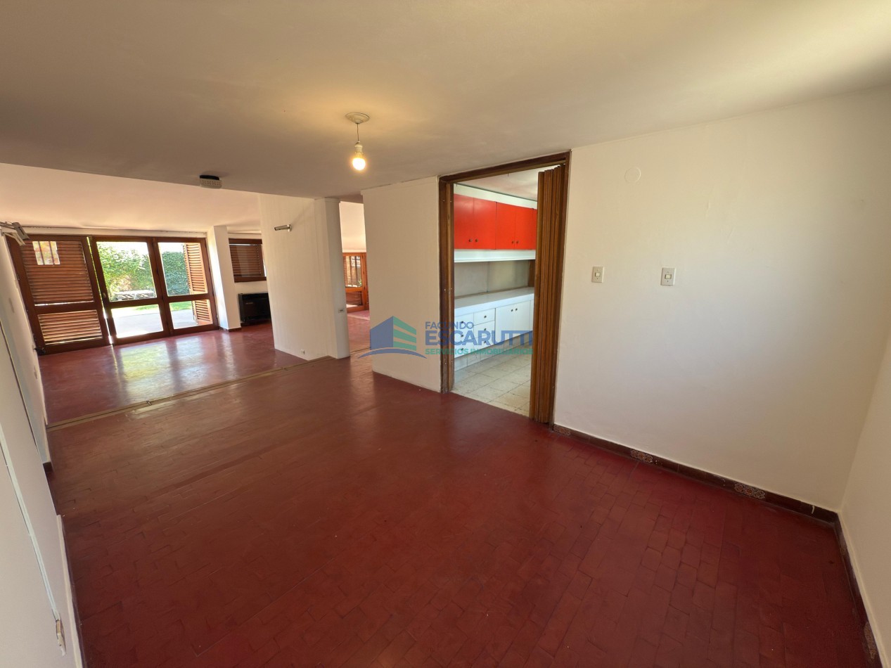 SE VENDE CASA CENTRICA CON PILETA Y OFICINAS COMERCIALES- ALMAFUERTE