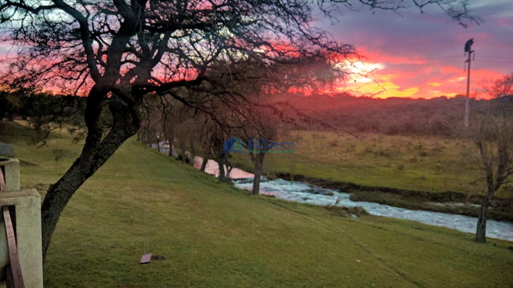 EXCELENTE CAMPO de 54 HAS. S/ COSTA DE ARROYO C/ TRES CABAÑAS A 20 MINUTOS DE ALMAFUERTE. 