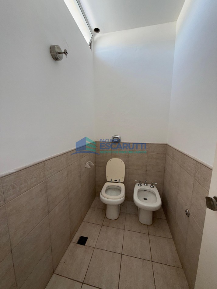 SE VENDE CASA CENTRICA CON PILETA Y OFICINAS COMERCIALES- ALMAFUERTE
